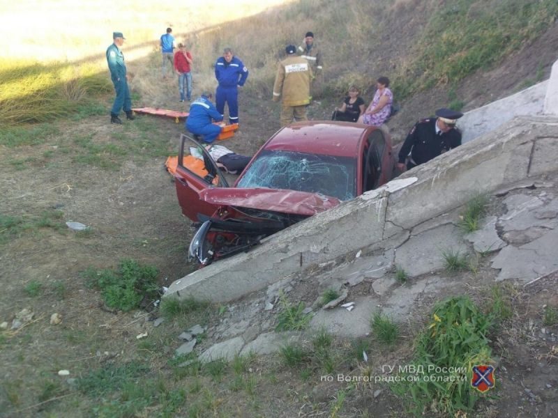 Под Волгоградом в перевернувшейся машине погибла женщина, двое детей получили травмы