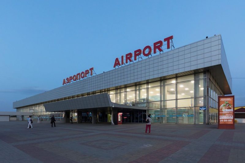 В Волгоградском аэропорту погрузчик протаранил самолет