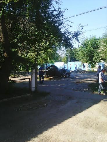 Под Волгоградом водитель врезался в опору ЛЭП: один погиб,  трое госпитализированы