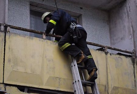В Волгограде спасателям пришлось взбираться на балкон 6 этажа, чтобы спасти ребенка