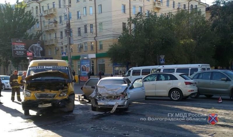 В Волгограде маршрутка столкнулась с легковушкой: есть пострадавшие