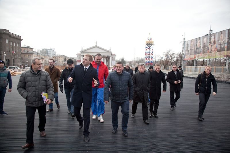 Губернатор Волгоградского региона проинспектировал Комсомольский мост и каток в центре города