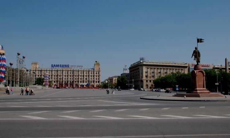 Городская власть отменила решение о полном перекрытии площади Павших Борцов