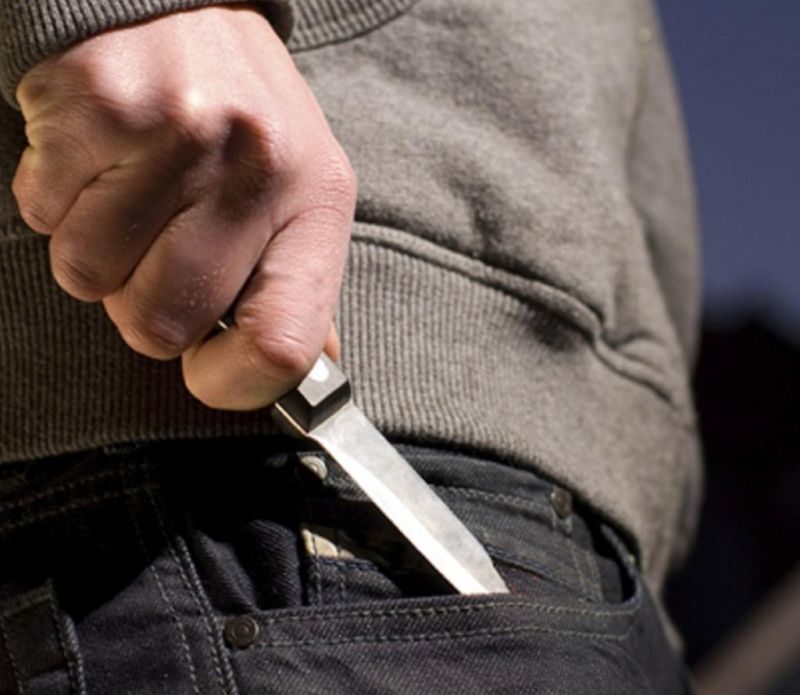 Волгоградец напал с ножом на продавца торгового центра