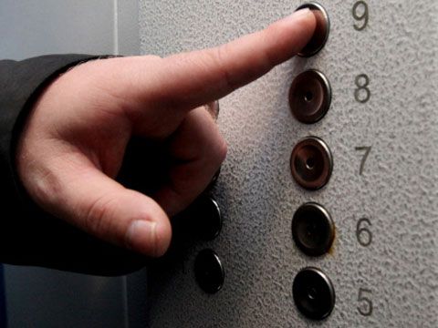 В Волгограде сорваны сроки замены старых лифтов в 10 домах