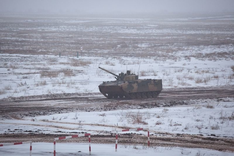 В Волгоградской области командующий ВДВ России испытал новую БМД-4М