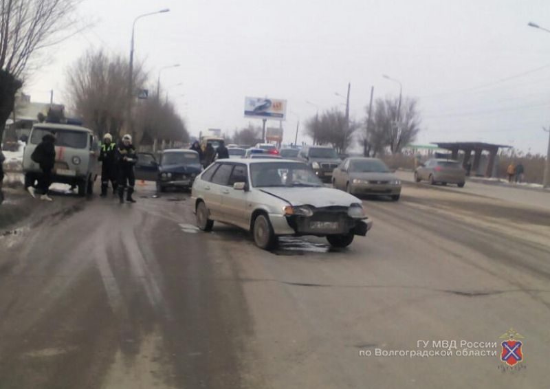 На юге Волгограда в ДТП пострадали два человека