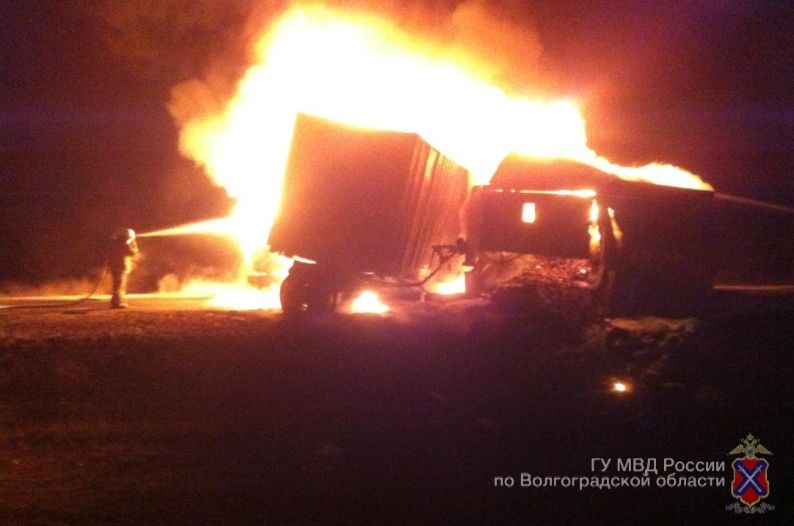 Под Волгоградом бензовоз врезался в КАМАЗ: обе машины выгорели полностью