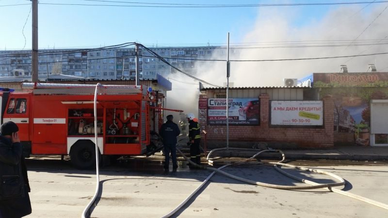 В Дзержинском районе Волгограда горят павильоны на рынке «Олимпия»