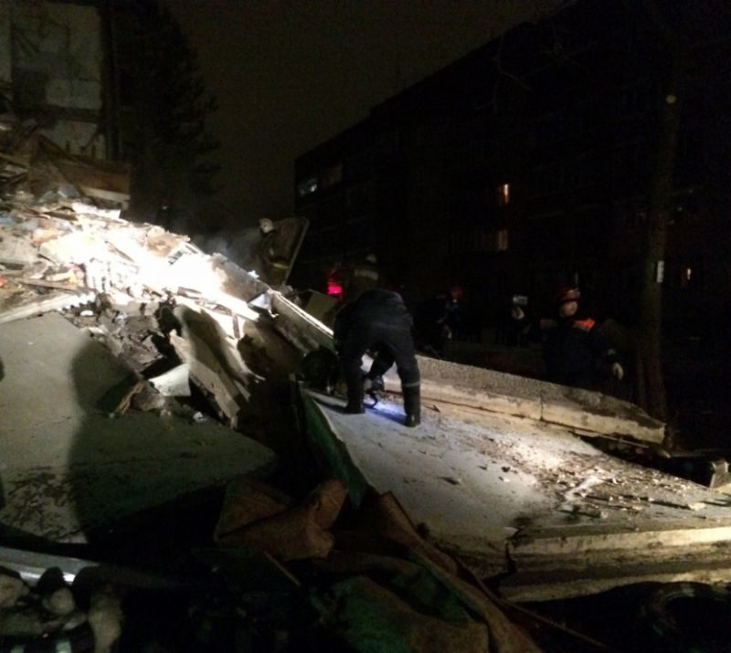 В Ярославле в результате взрыва газа рухнули пять этажей жилого дома: есть жертвы