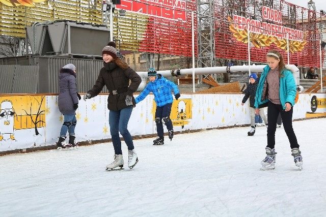 Каток на цб тюмень. Южный полюс каток Волгоград центр. Закрытый каток Волгоград. Закрытый каток в Южном в марте. Каток завершает сезон.