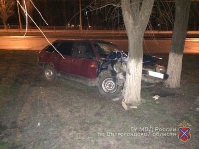 В Волгограде “девятка” протаранила дерево: пострадал 18-летний пассажир