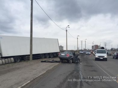Под Волгоградом водитель ВАЗа врезался в фуру