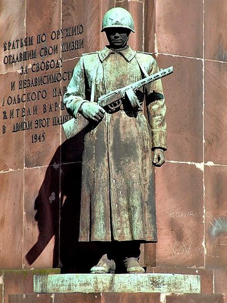 В Польше планируют снести более 500 советских памятников
