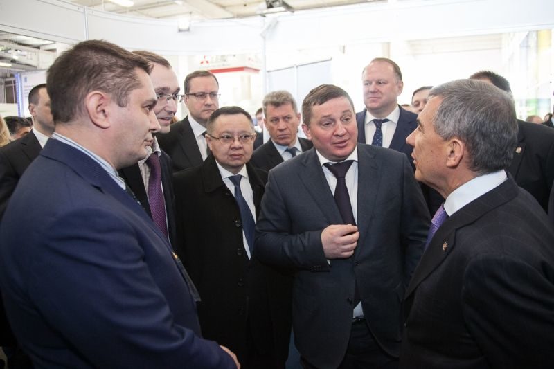 Бочаров делится с главой Татарстана “успешным” наведением порядка в ЖКХ