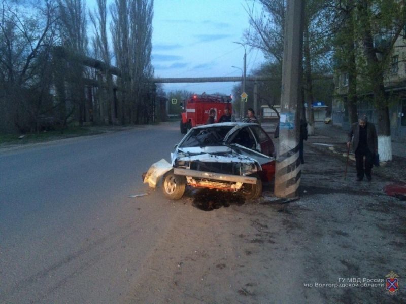 55-летний лихач протаранил столб на юге Волгограда