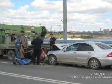 Под Волгоградом водитель  «Мерседес Бенц С200» влетел в стоящий «Митцубиси Canter»