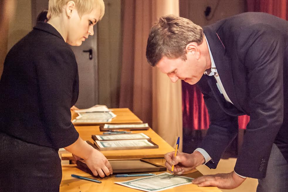Олег Савченко подписывает соглашение солидарности 