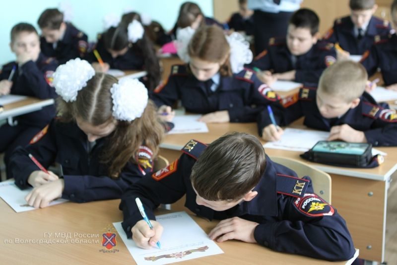 Юные волгоградские полицейские написали письма в 41-й год