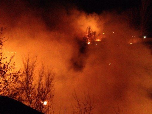 В Волгограде пожарные борются с огнем