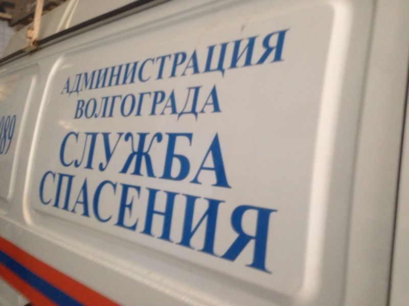 В Волгограде спасатели снимали с окна ребенка