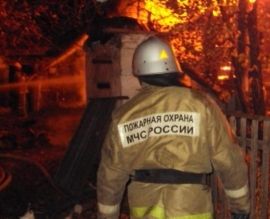 При пожаре в частном доме в Волгограде погиб неизвестный мужчина