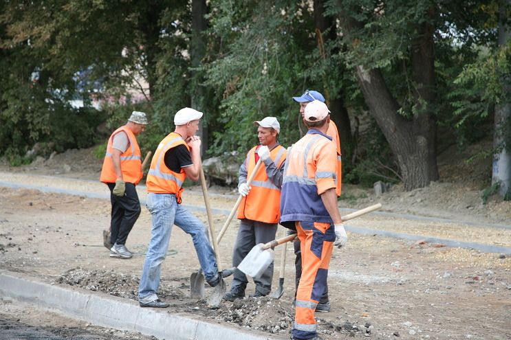 На улице Автозаводской в Волгограде к концу мая отремонтируют дороги и тротуары