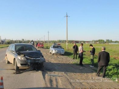 Под Волгоградом автомобиль автоледи от столкновения с иномаркой отбросило на пешехода