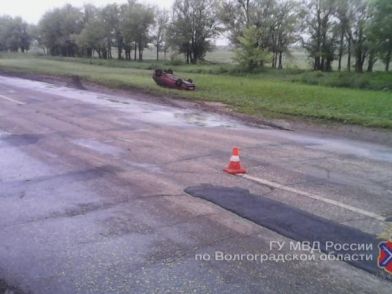Под Волгоградом легковушка улетела в кювет: есть пострадавший