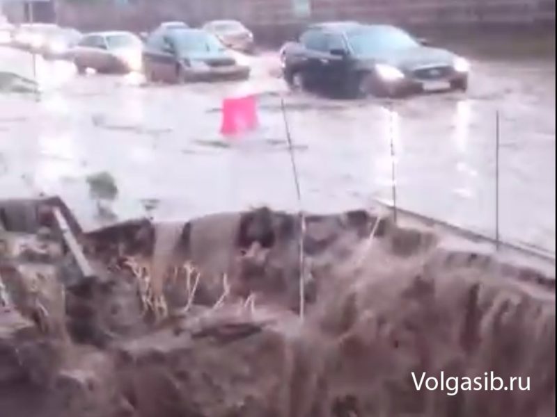 В Волгограде из-за дождей на дороге провалился грунт