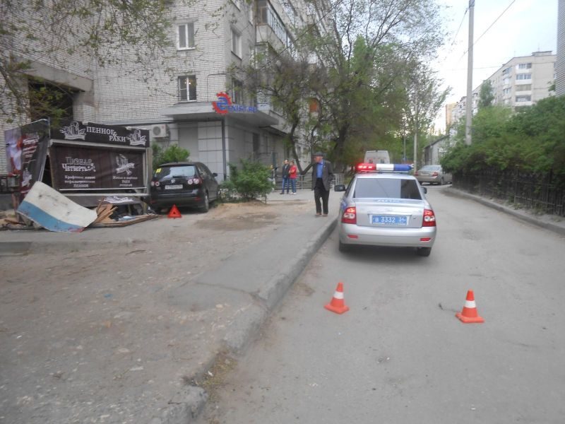 В центре Волгограда 20-летняя автоледи протаранила павильон: есть пострадавшие
