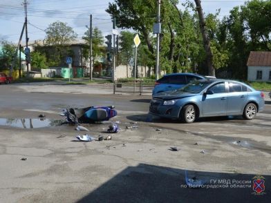 В Калачевском районе иномарка сбила водителя скутера