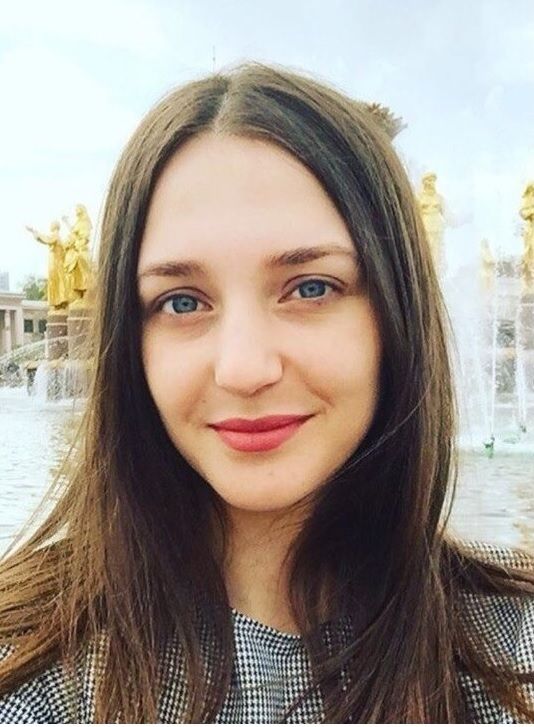 19-летняя волгоградка Алина Шаршова принимает участие в параде на Красной площади