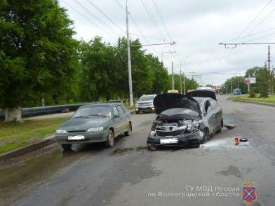 22-летний водитель попал в больницу с переломами после наезда на бордюр