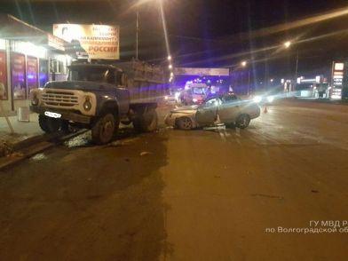 В Волгограде 21-летний водитель на ВАЗе влетел в припаркованный ЗИЛ: погиб пассажир легковушки