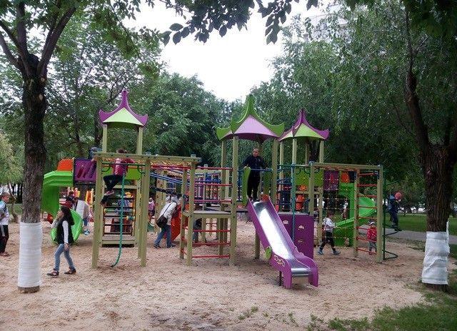 В Волгограде в день защиты детей открылась самая большая детская площадка в городе
