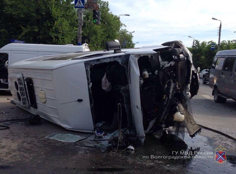 Семь человек пострадали в результате столкновения микроавтобуса и внедорожника
