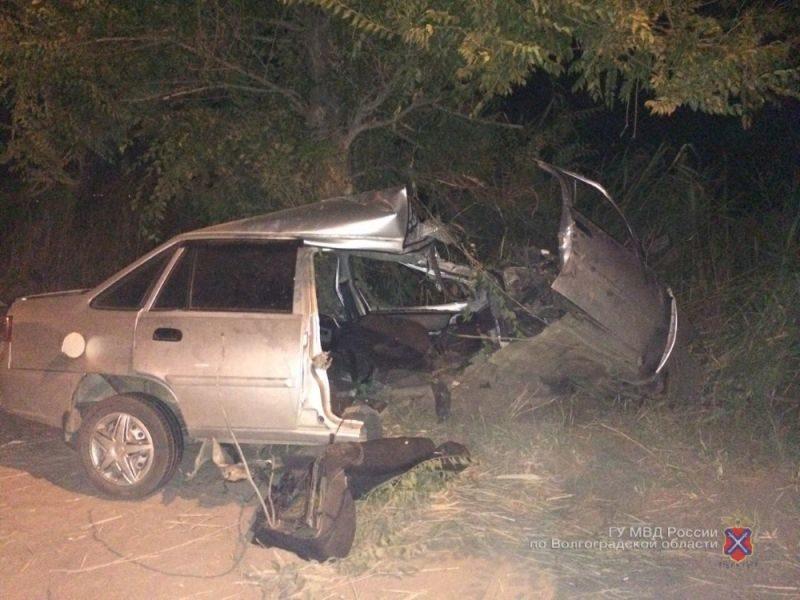 В Кировском районе Волгограда водитель врезался в дерево и погиб