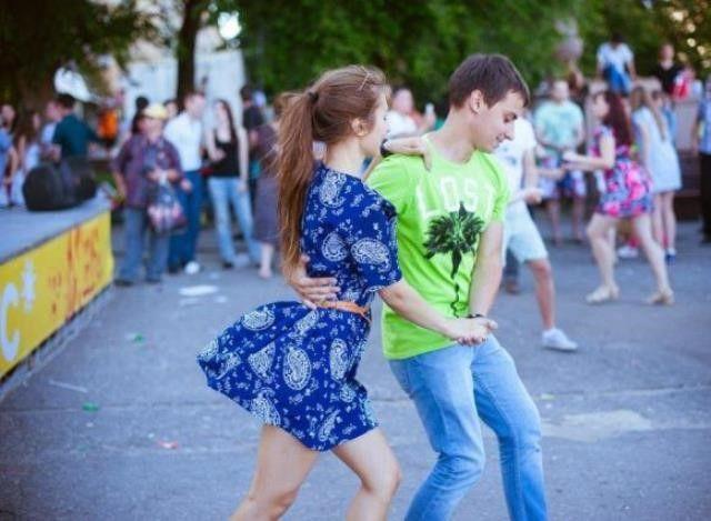 В парке Ворошиловского района волгоградцев научать танцевать “хип-хоп”