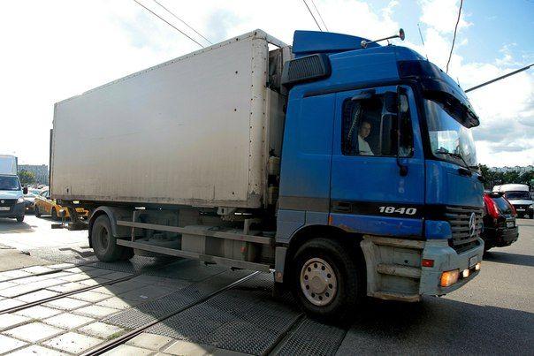 В Москве 11 пассажиров маршрутки пострадали от столкновения с грузовиком