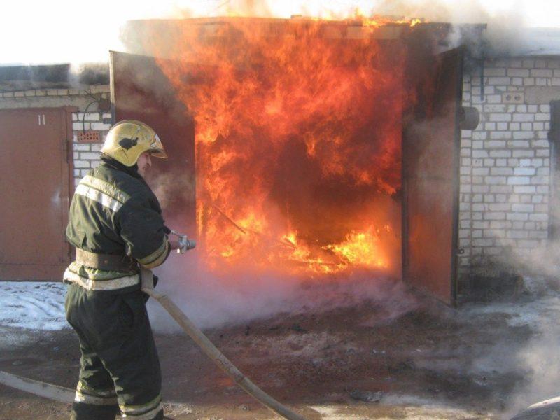 В Волгоградской области посреди дня в гараже сгорела отечественная легковушка