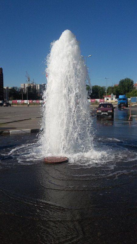 В Волгограде у ТРК “Парк Хаус” забил трехметровый фонтан