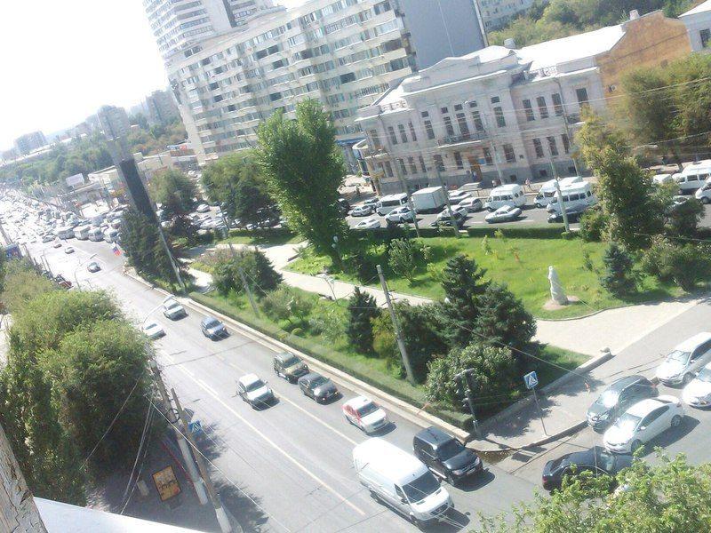 Астраханский мост встал в пробке из-за двух ДТП