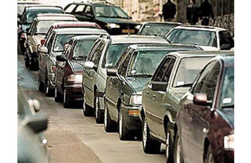 Юг Волгограда стоит в пробке из-за ДТП