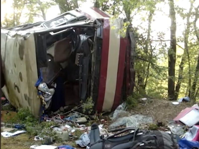 На водителя перевернувшегося в Крыму автобуса открыли уголовное дело