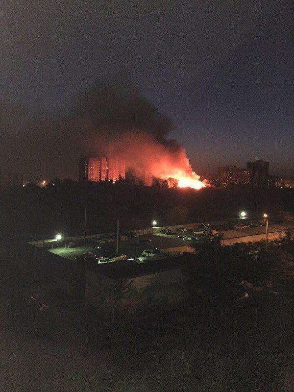 В Волгограде на проспекте Жукова горит воинская часть