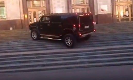 Полиция заинтересовалась видео с Hummer, заехавшим на ступени МГУ