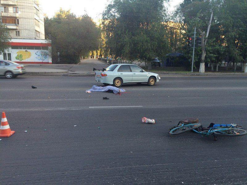В Волгограде велосипедист на пустой дороге погиб под колесами легковушки