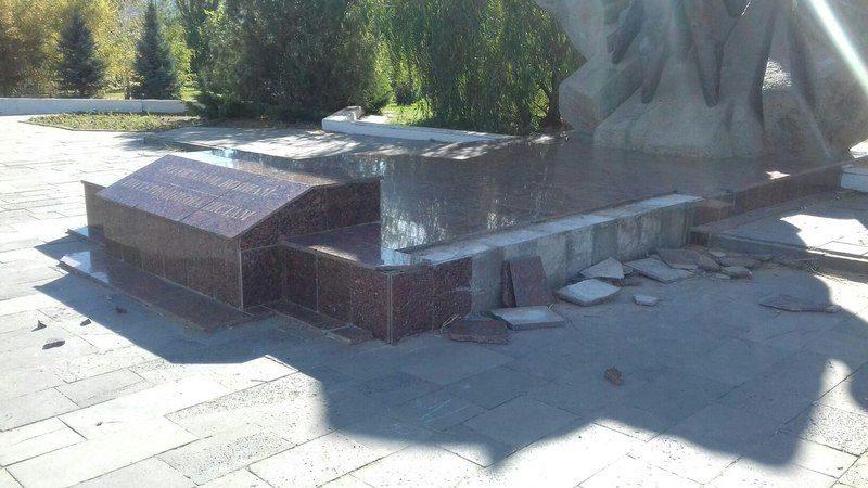 Неизвестные разгромили памятник воинам-афганцам
