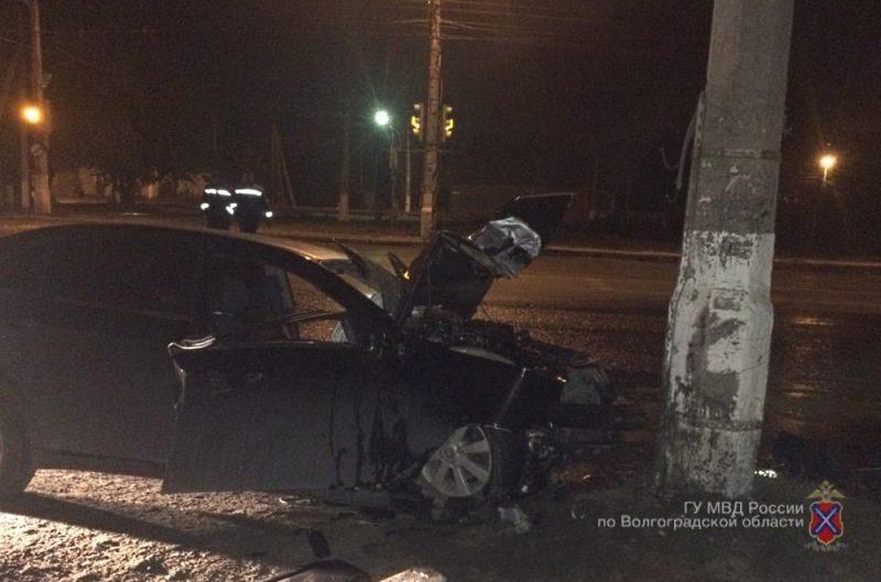 В Волгограде 30-летний водитель иномарки погиб после наезда на столб